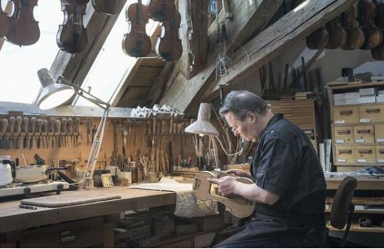 参观意大利小提琴制造商